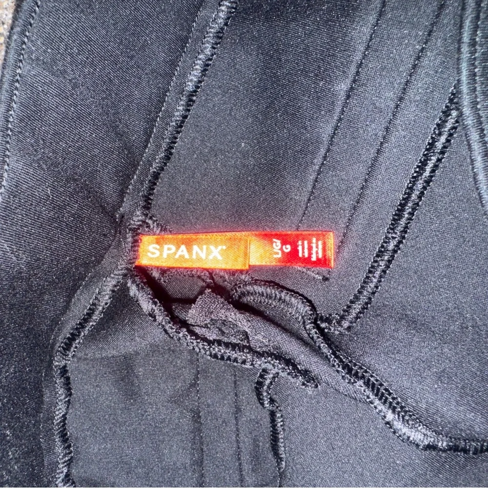 SPANX CROPPED AT THE ANKLE STRAIGHT-LEG WITH A KICK. SIZE LARGE - Picture 3 of 4